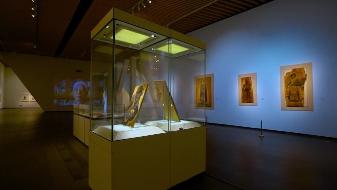 深圳中国版画博物馆展厅玻璃罩里的版画作品