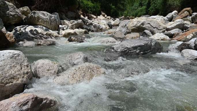 4K天然小溪泉水