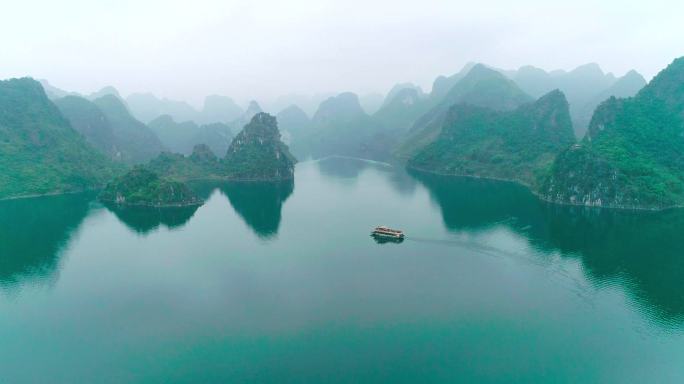 实拍广西上林县大龙湖行船自然风光视频素材