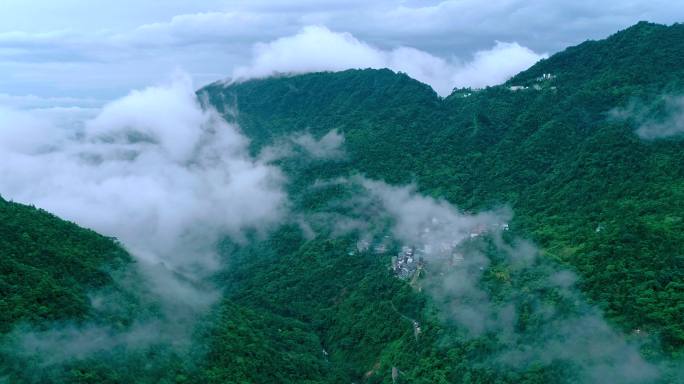 实拍广西大明山山腰上的村庄视频素材