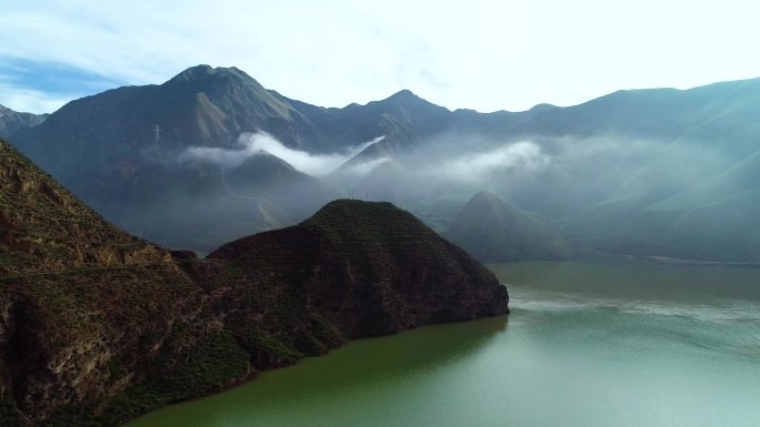 积石山湖泊云雾自然风光航拍素材