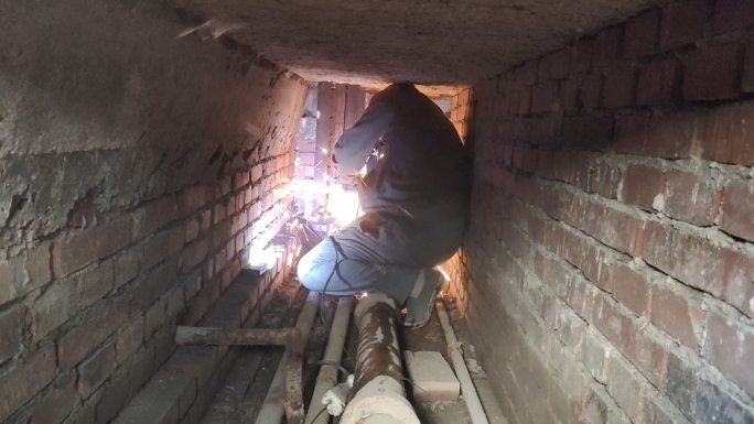 地下管道切割管道工暖气管道修理