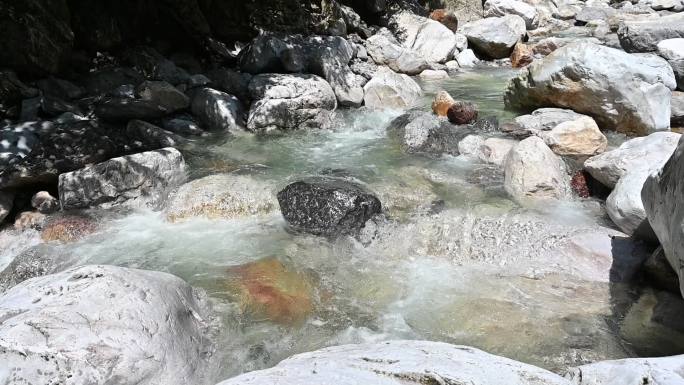 山间溪流