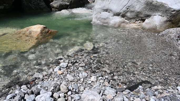 4K天然溪流水边