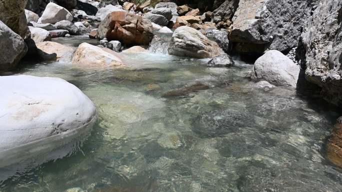 4K山间天然溪流水边