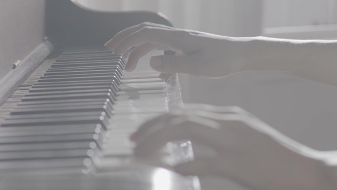 女人手指优雅弹钢琴