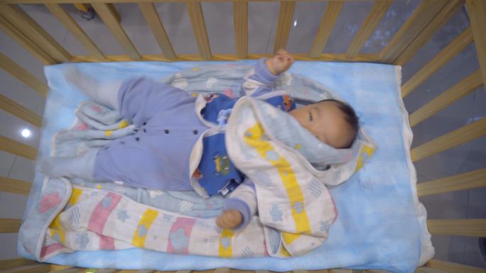 4K小婴儿在婴儿床里玩耍