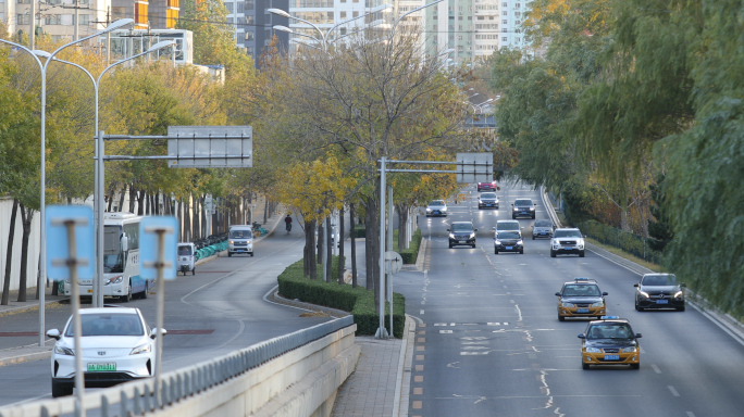 公交车站-秋天城市街道，北京车流