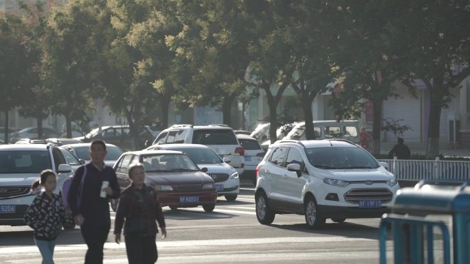 早晨路口人流车流高清实拍