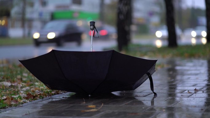 地面遗弃雨伞下雨天忧伤积水寒心分手伤心