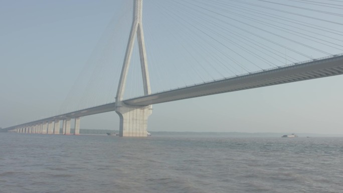 长江武昌河大桥桥低飞越