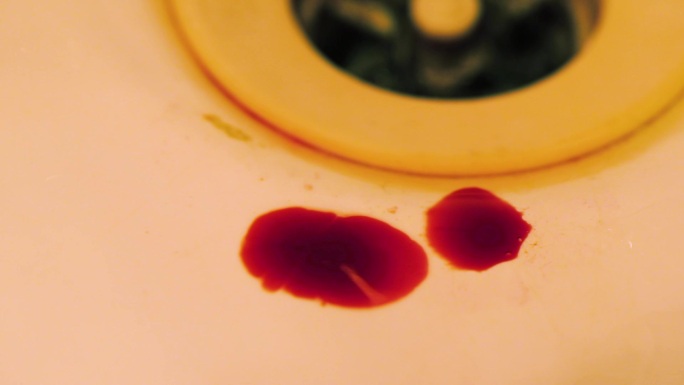 滴在洗手槽里的红墨水