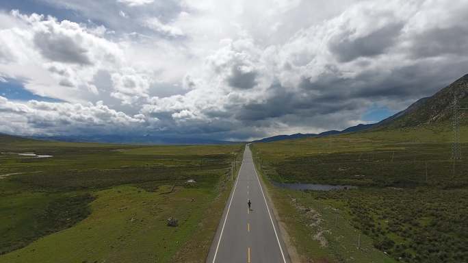 西藏航拍318自驾奔跑的女孩4K