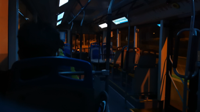 4K实拍夜晚公交车