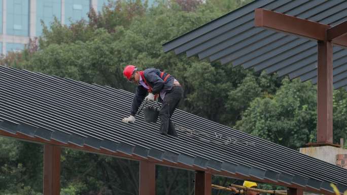4K建筑工人钢结构屋顶小心行走01