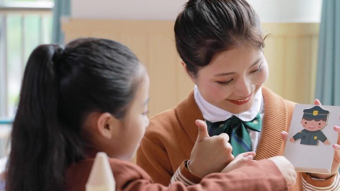 高端学校幼儿园小孩子上积木课玩