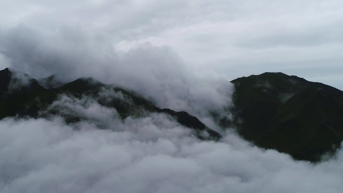 高山笼罩云雾视频素材