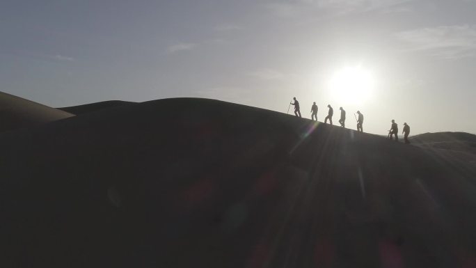 沙漠团队行走