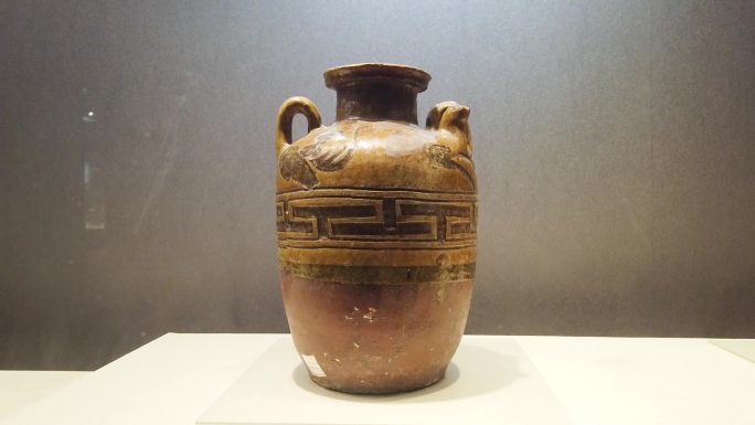 博物馆展出的陶罐瓷罐