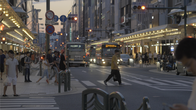 傍晚日本街头和火车进站