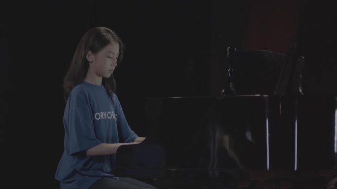 儿童女生弹钢琴表演舞台（店铺更多儿童素材