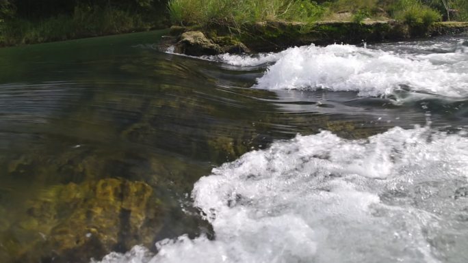 清澈流水特写视频