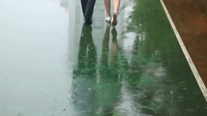 校园情侣雨中漫步