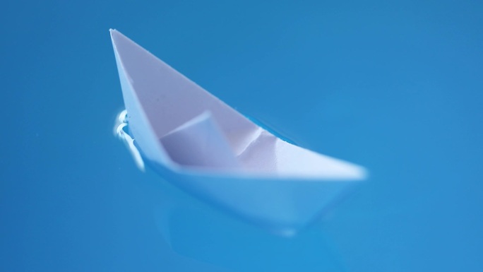 折纸小船飘在水面上