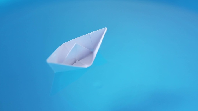 水里的折纸小船