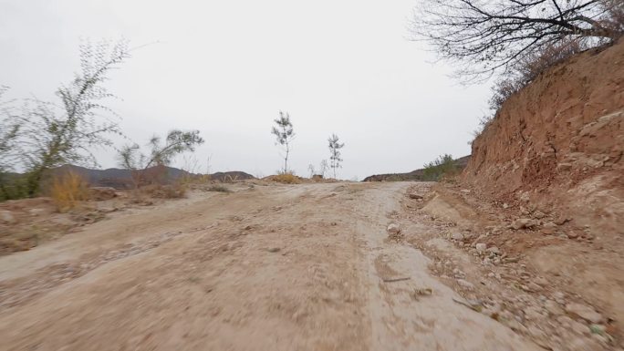 破损路面扶贫山路