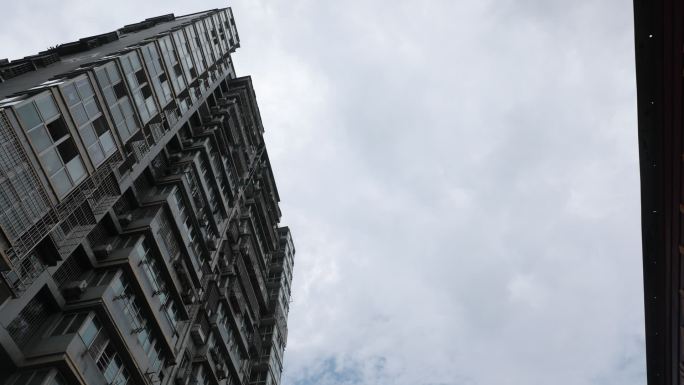 阴天城市商品房楼房天空延时摄影