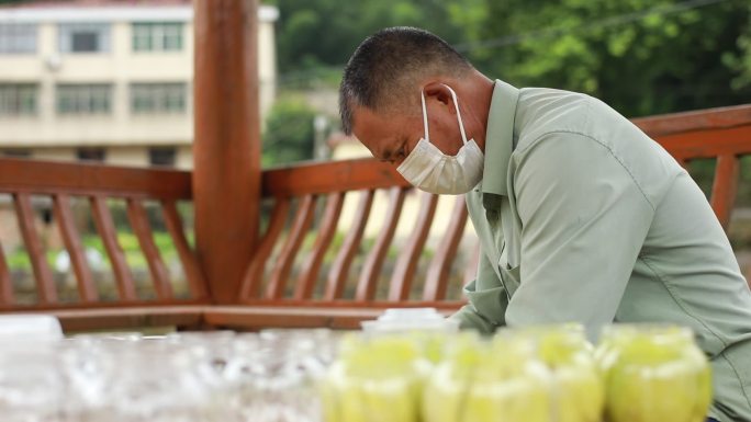 老人辛勤制作手工腌制辣椒