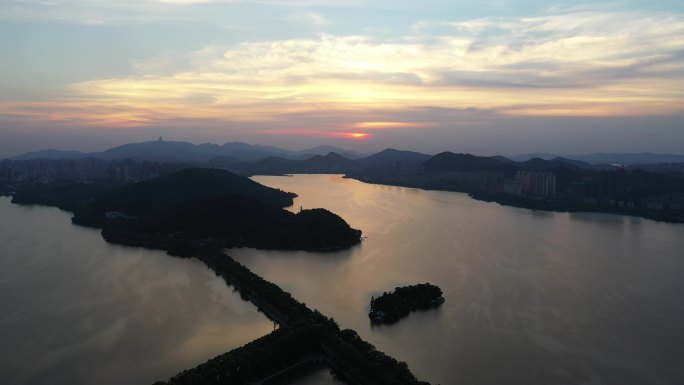 无人机航拍湖边傍晚夕阳西下