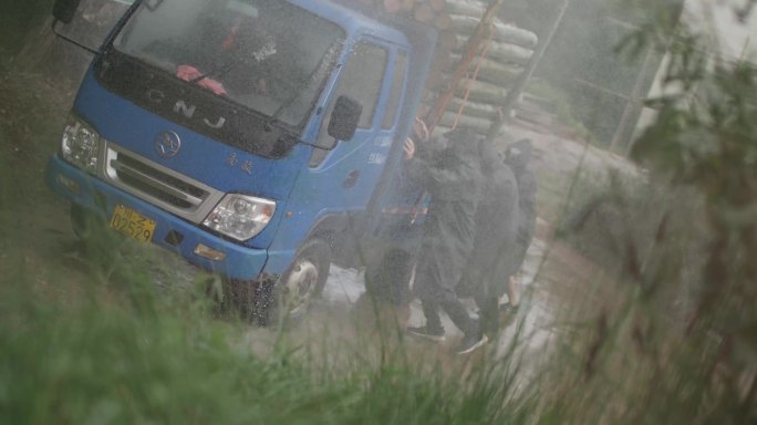 驻村干部帮忙推车