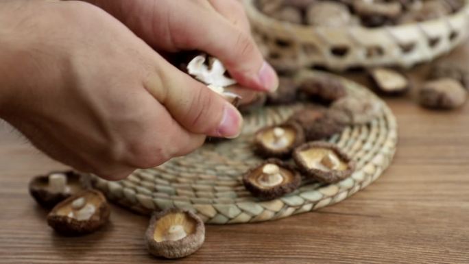 手掰开干蘑菇香菇干货农产食品食材美食