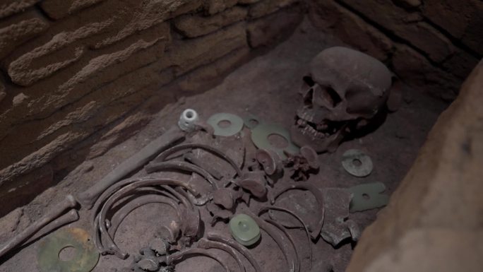 红山文化玉器古人类墓葬坑_古人类墓葬