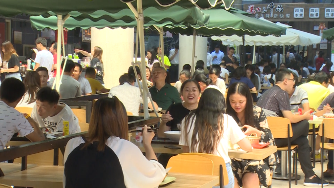 地摊吃饭的顾客美食中心人群等位