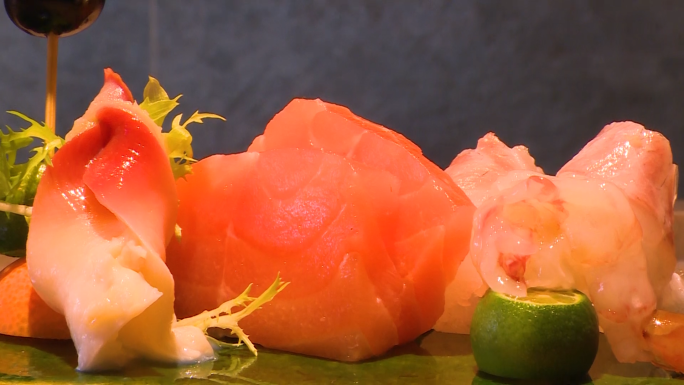 寿司生鱼片制作日式料理沙拉切鱼