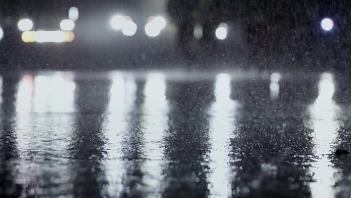 救援队雨夜集结出发