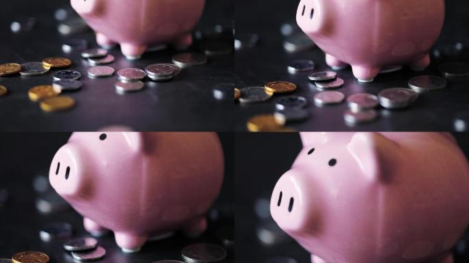 小猪存钱罐和硬币