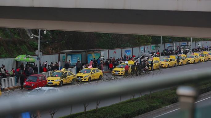 清晨苏醒的重庆城市公交车出租车