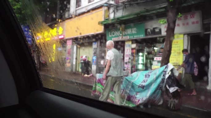 车窗外下雨汽车路边坐车 广东城市街头