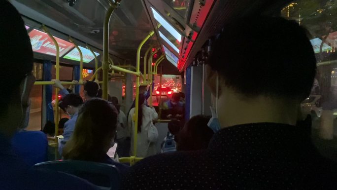 夜晚乘坐公交车陌生疲惫城市生活