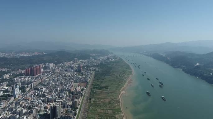 大气航拍城市江景