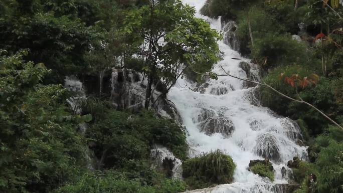 瀑布跌水流水