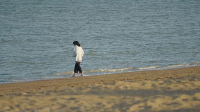 海边游客沙滩赶海1