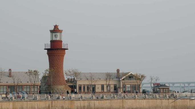 游客，大连灯塔和海鸥