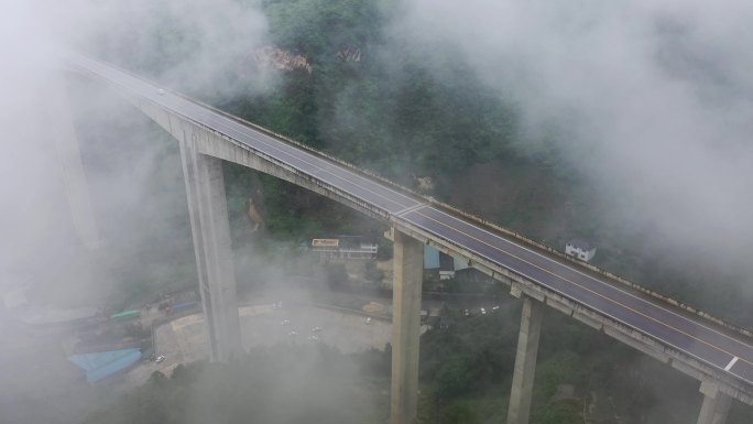 云雾高架公路