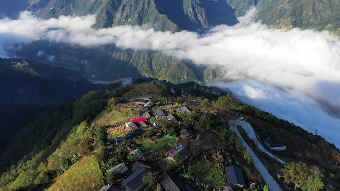 云雾中的高山村落