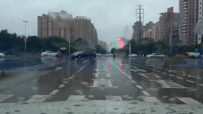 下雨天十字路口等待红绿灯、开车延时